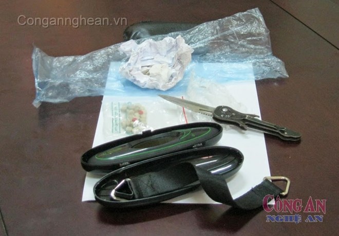 Hai 'ông trùm' vào khách sạn xả hơi gặp ngay nữ trinh sát