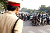 CSGT gọi đàn em 'xử' người vi phạm bị bắt