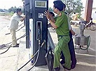 Triệt phá đường dây gắn chíp giả gian lận xăng dầu