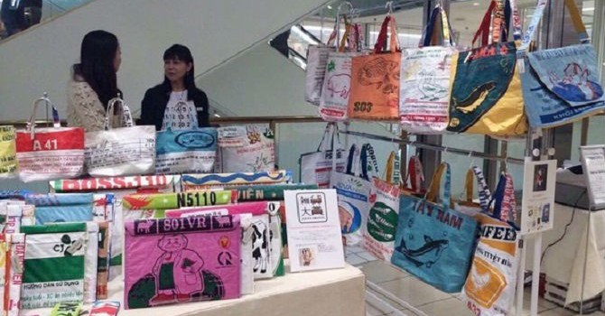 Người Việt và hàng “Made in Việt Nam”: Ngẫm từ chiếc “túi cám cò”