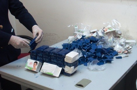 Bắt nữ hành khách 71 tuổi vận chuyển 9 bánh heroin