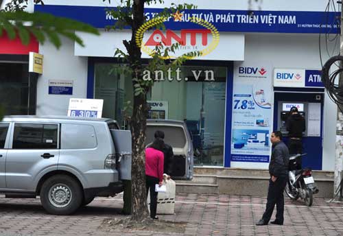 Tiền tỷ ngân hàng đựng bao tải, để vỉa hè