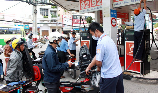 Lạ đời dầu giảm, DN kêu lỗ đòi giữ giá