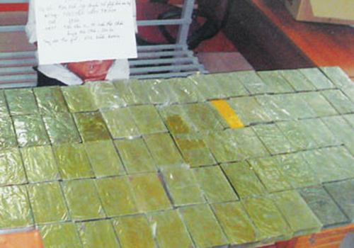 Nghi can trong đường dây buôn hơn 100 bánh heroin sa lưới