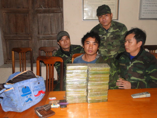 Bắt thanh niên 9X vận chuyển 20 bánh heroin từ Lào về