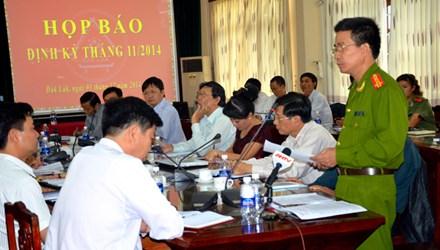 Chuyện khó hiểu vụ thiếu tá rút súng hay 'rơi súng'
