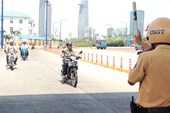 Thu phí xe máy: Lấn cấn kiểm tra, xử phạt