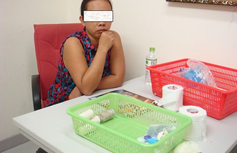Bắt phụ nữ giấu heroin qua sân bay Tân Sơn Nhất