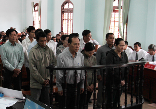 Đại gia thủy sản kéo 8 cán bộ ngân hàng ra tòa