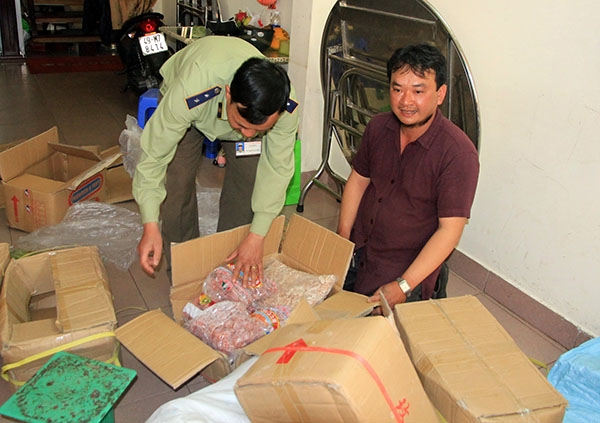 Thu giữ gần 4 tạ mứt tết Trung Quốc giả đặc sản Đà Lạt.