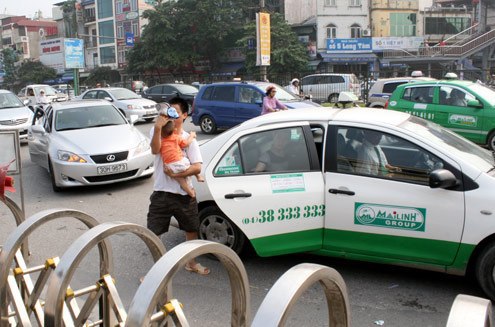 81 hãng taxi ở Hà Nội giảm giá cước.