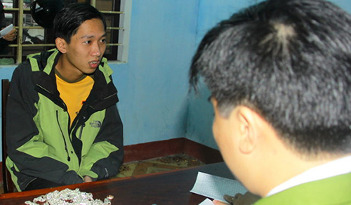 Thua cá độ, nam sinh cướp tiệm bạc