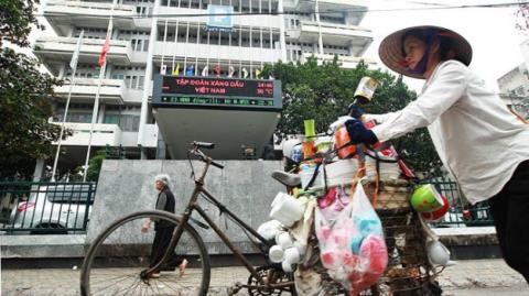 Không bất ngờ: Xăng, điện đồng lòng... khó thì xin