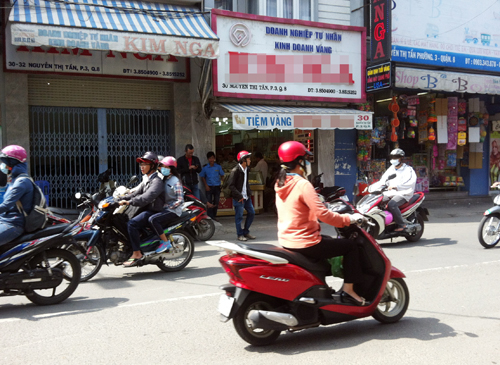 Cả chục nhân viên tiệm vàng bắt 3 kẻ dàn cảnh cướp tiền