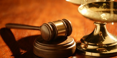 Cả nhà “dính án” do để văng chai nước vào người Phó Viện trưởng!?