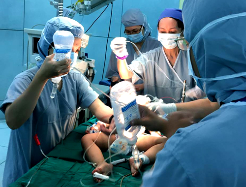 Bé trai một tuổi nhiều vết đâm nằm bên thi thể mẹ