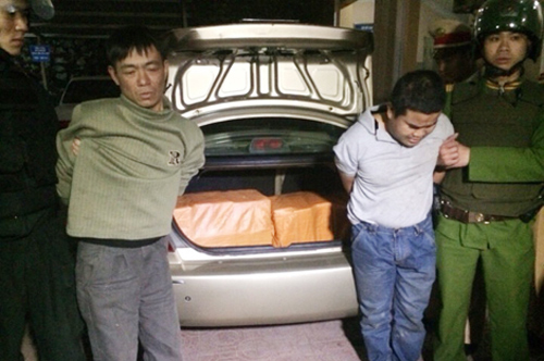 Đêm phục kích xế hộp chở 200 bánh heroin