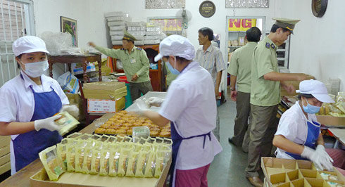 Phát hiện hàng trăm chai rượu ngoại dán tem giả