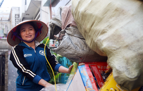 Chị ve chai hồi hộp chờ số phận 5 triệu yen trong thùng loa cũ