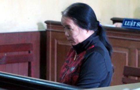 Vợ kiểm tra viên lừa hơn 21 tỉ đồng, lãnh 17 năm tù