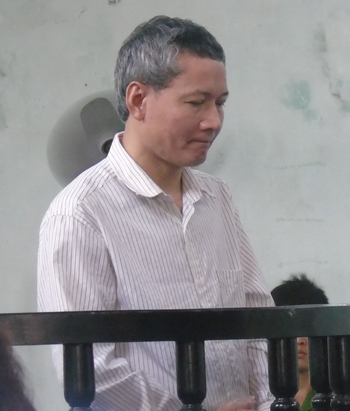 Cưỡng bức bé gái ngay khi vợ ở nhà