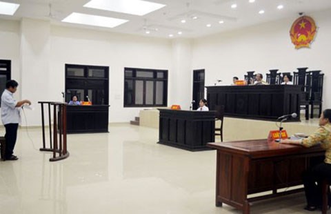 Kiến nghị quy định kiểm sát viên ngồi ngang hàng với luật sư