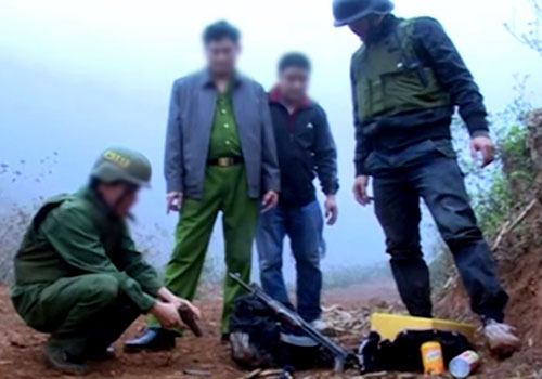 Cảnh sát đọ súng với nhóm vận chuyển 40 bánh heroin