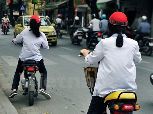 Từ hôm nay bắt đầu xử phạt trẻ em đội mũ bảo hiểm