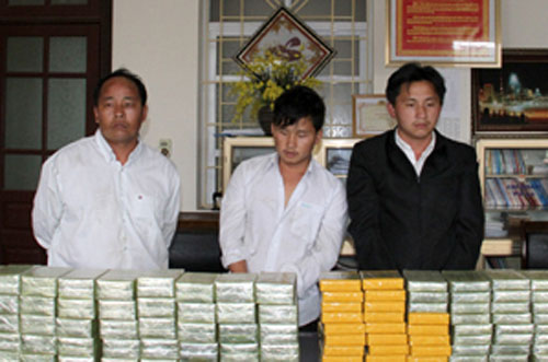 Giấu gần 230 bánh heroin trong ôtô mang biển nước ngoài