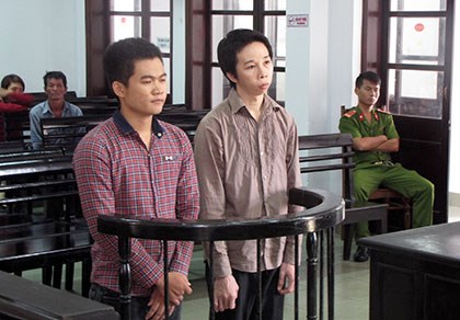 Hy hữu: Chuyển ma túy cho bị cáo ngay tại phiên tòa