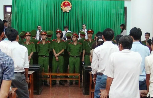 Phiên tòa náo loạn vì gia đình bị hại dọa 'xử' kẻ giết người
