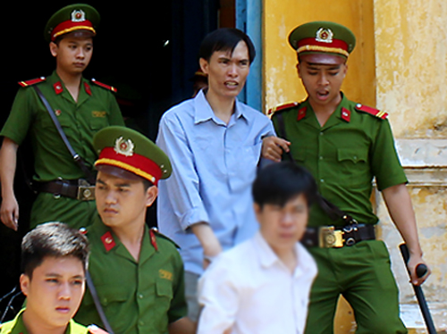 'Yêu râu xanh' đội lốt cán bộ sở giáo dục