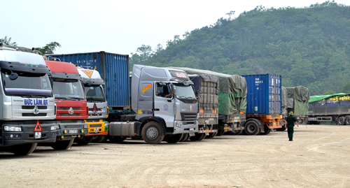 Hàng chục nghìn tấn gạo ùn tắc ở cửa khẩu Lào Cai