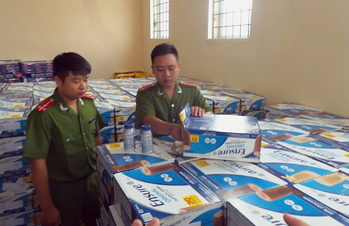 Hơn 27.000 lon sữa Ensure 'không bán ở Việt Nam' bị tịch thu