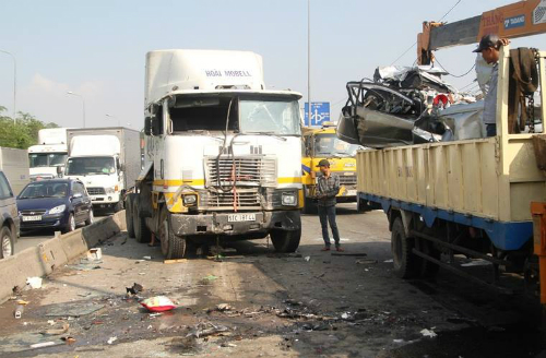 Tài xế container tông 5 người chết: 'Xe mất thắng, không thể xử lý'