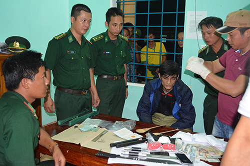 3.000 viên thuốc lắc giấu trong lọc gió xe máy