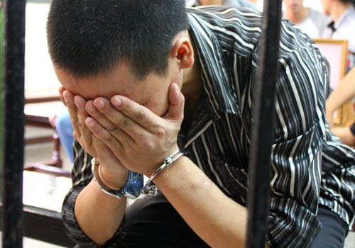 Kẻ hận tình dụ người yêu về phòng để sát hại