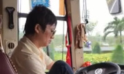 Cảnh sát truy tìm tài xế xe khách buông vô lăng để đi giày