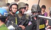 Nhiều cảnh sát vây bắt tên cướp bị Interpol truy nã