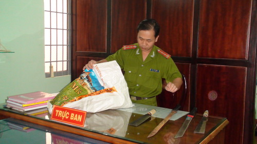 Nhóm thanh niên xông vào UBND phường chém người