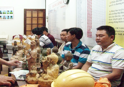 Bôi đất lên tượng đồng lừa bán cho nhà chùa