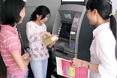 Cấm Ngân hàng thu thêm các khoản phí dịch vụ thẻ ATM