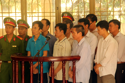 Hàng loạt cán bộ hầu tòa vì lập hồ sơ khống chiếm đoạt 12 tỷ đồng
