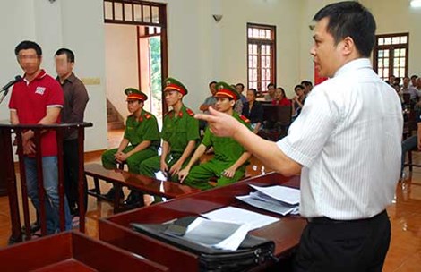 Cấp giấy chứng nhận bào chữa: Bên bỏ, bên giữ?
