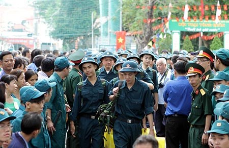 Cán bộ, công chức cũng phải nhập ngũ