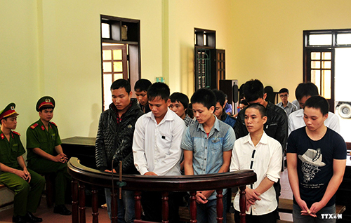 10 thanh niên đập phá, đốt xe của công an ra tòa