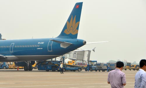 Khách ngồi 2 tiếng trên máy bay chờ cất cánh