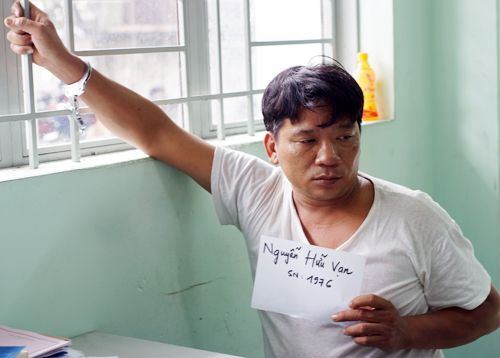Tưới xăng đốt hàng xóm lúc sáng sớm