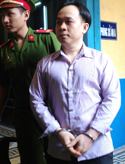 Hai người lĩnh án vì cuộc tình tay ba