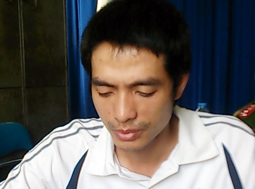 Bé gái khóc ngất bên thi thể mẹ trong khách sạn